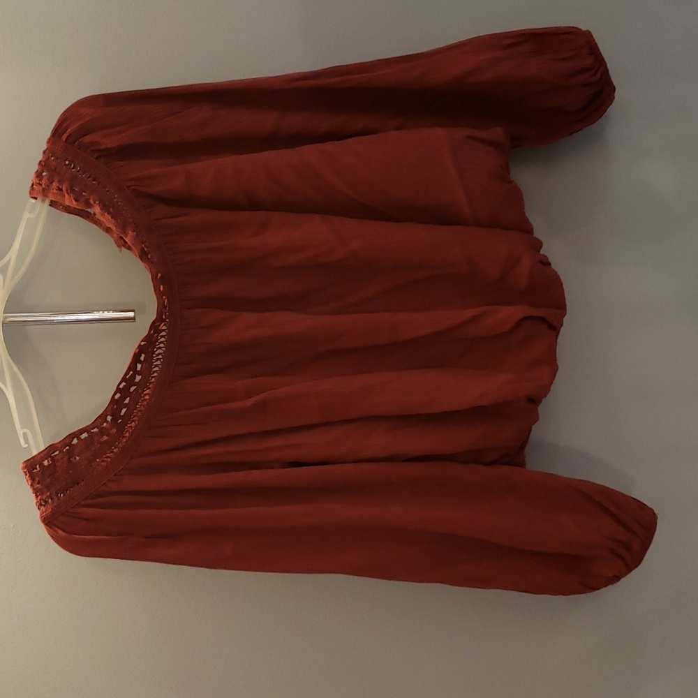 Off the shoulder lulu top wine color